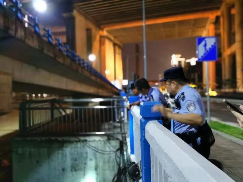 战汛|嘉陵江2号洪水洪峰过境磁器口， 沙区警方紧急行动