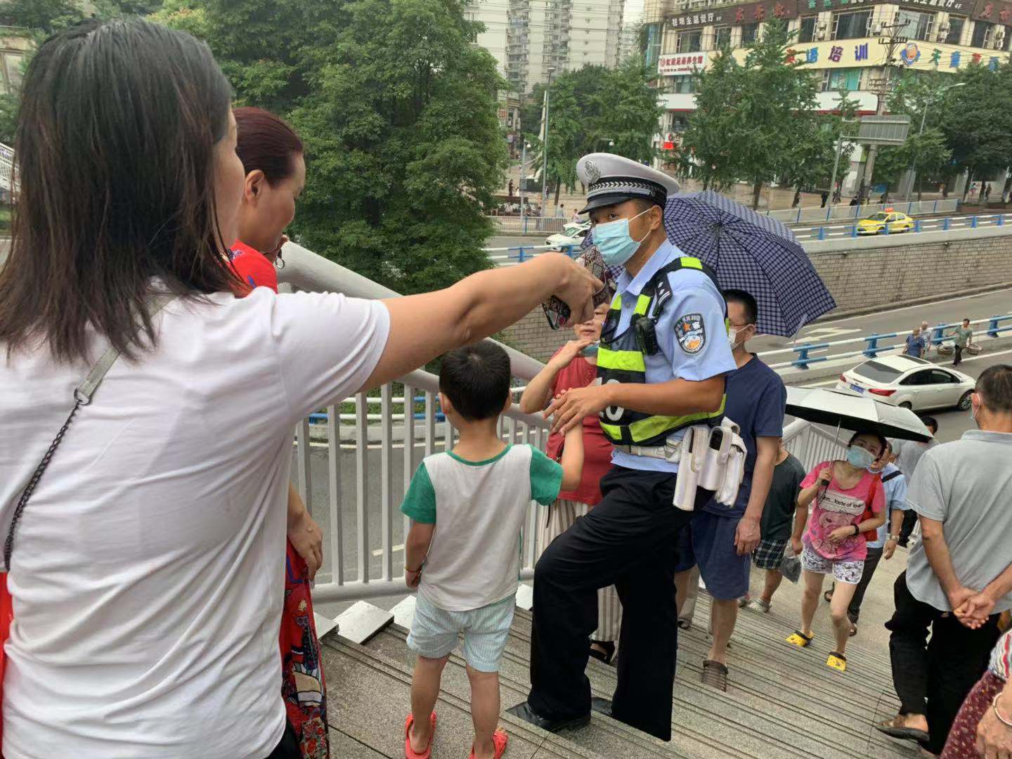 走失|转个身孩子就不见了，民警沿路寻找助其团圆