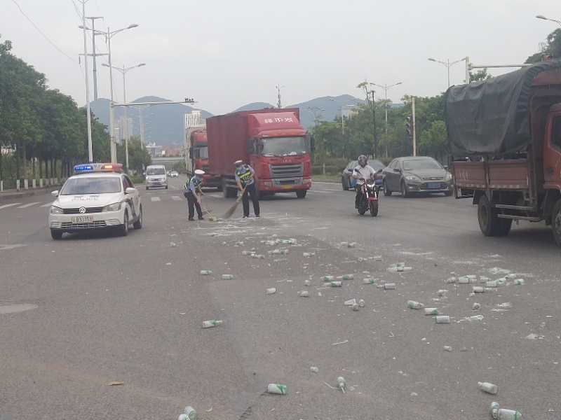 安全|破碎的玻璃瓶铺满道路，民警高温下积极消除安全隐患