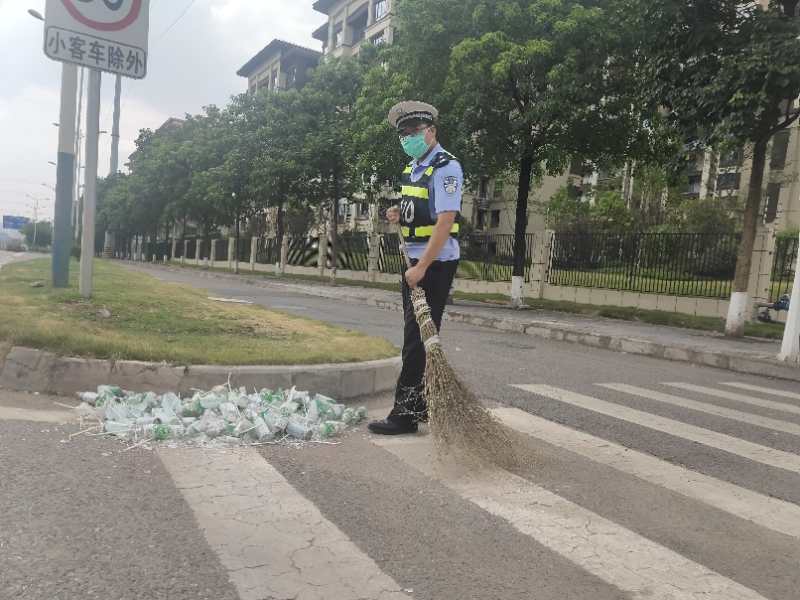 安全|破碎的玻璃瓶铺满道路，民警高温下积极消除安全隐患