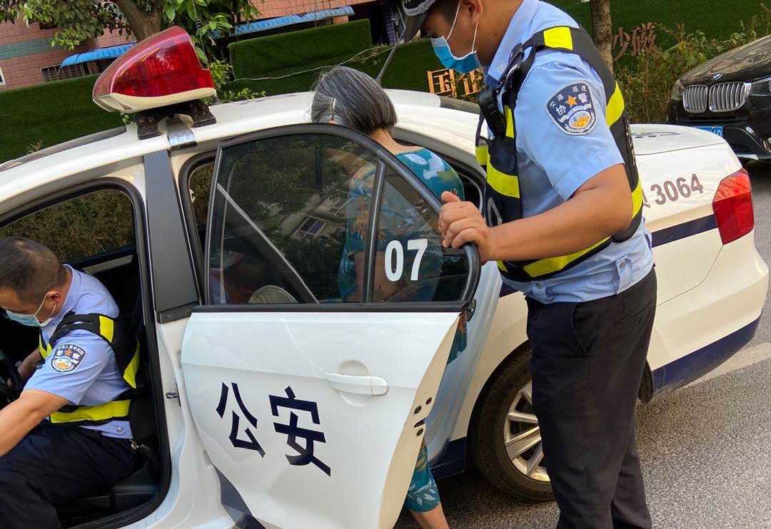 迷路|迷路老人报警求助，民警热心帮忙寻家