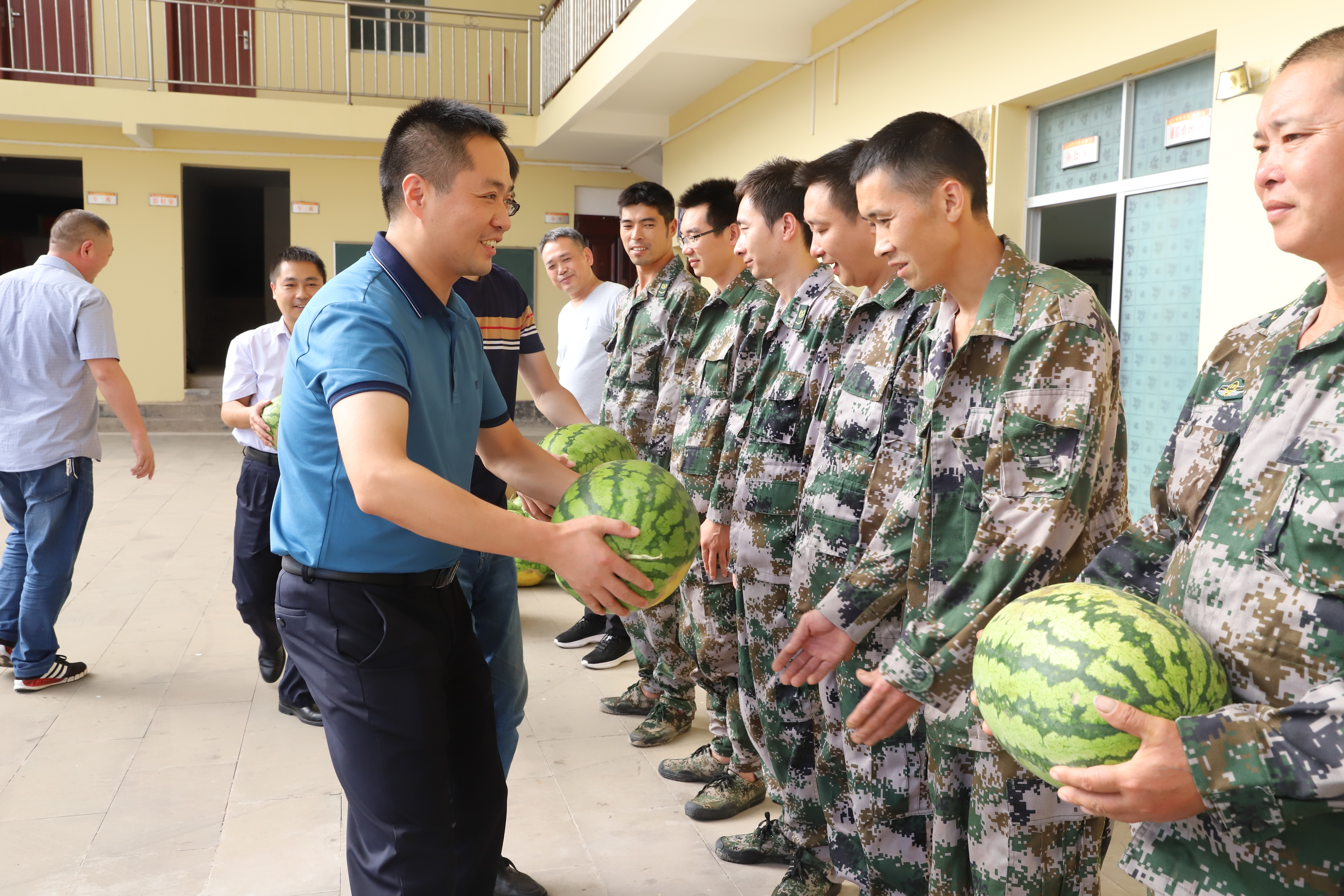 高温|石蟆镇酷暑送清凉 向一线工作者们致敬