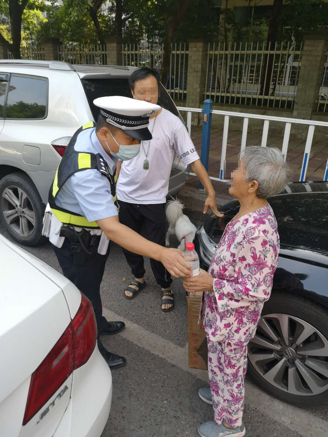 迷路|老人街头迷路差点中暑，警民接力助其回家