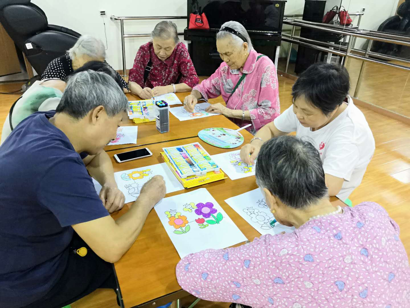 老年课堂之绘画活动|龙山街道余松路社区养老服务站开展老年课堂之绘画活动——“花飞蝶舞”