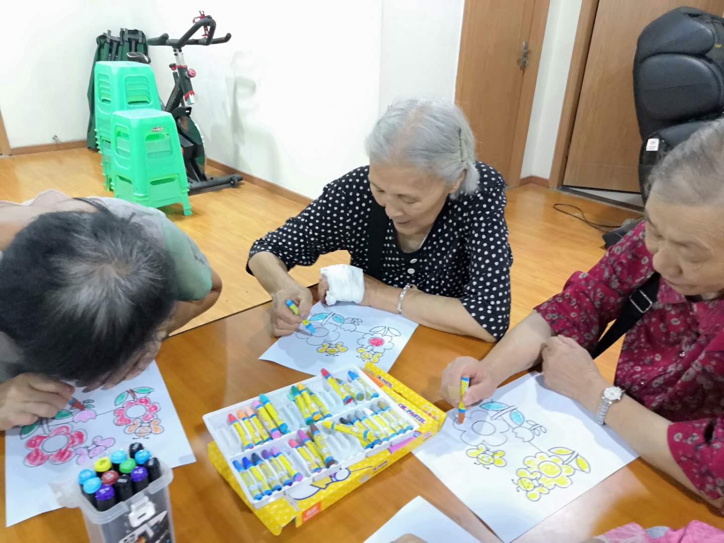 老年课堂之绘画活动|龙山街道余松路社区养老服务站开展老年课堂之绘画活动——“花飞蝶舞”