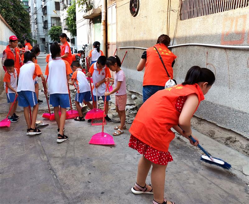 开平  春华小学 小手牵大手|广东开平：小手拉大手，共建文明城（缩影组图之一）