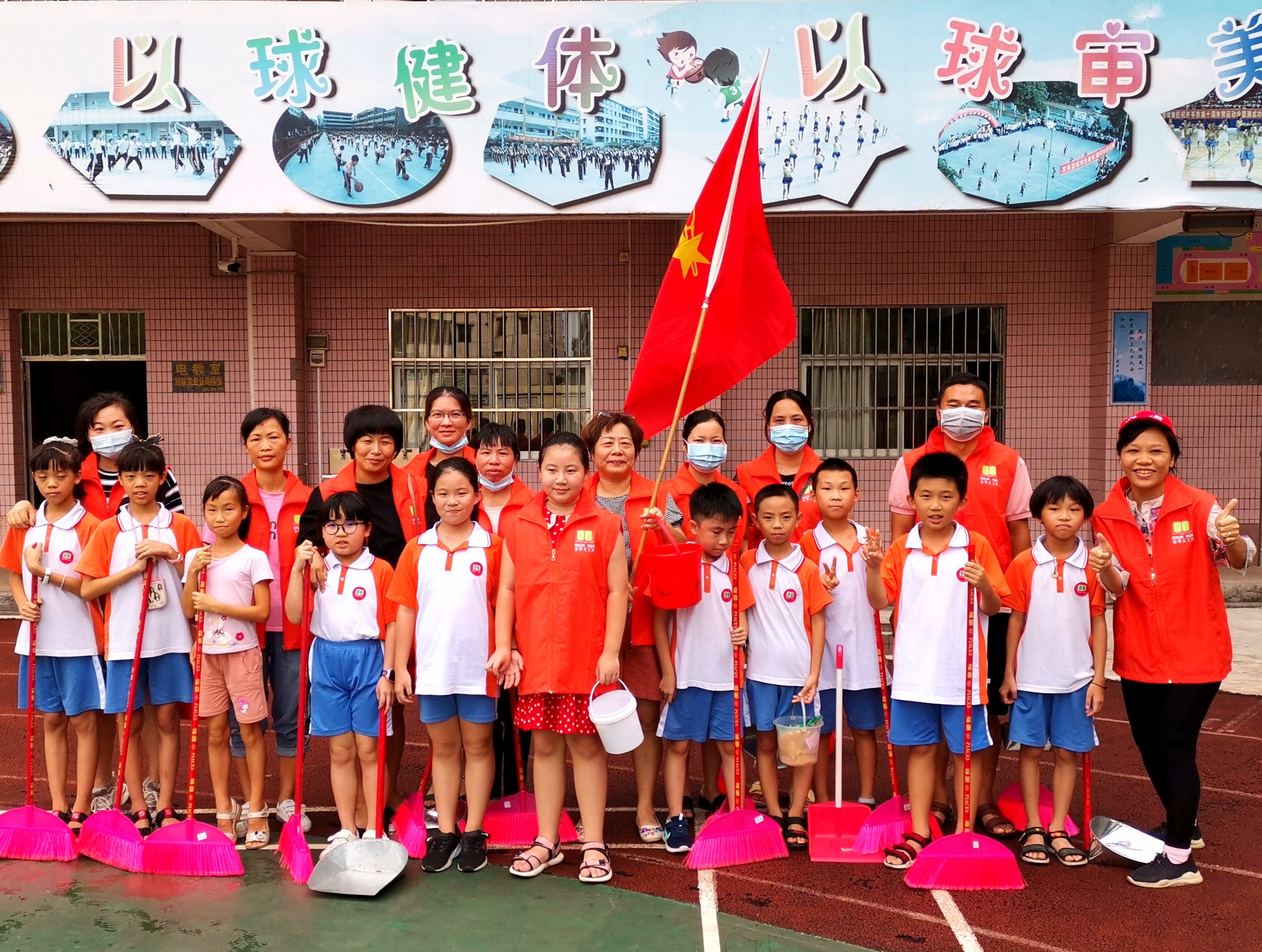 开平  春华小学 小手牵大手|广东开平：小手拉大手，共建文明城（缩影组图之一）