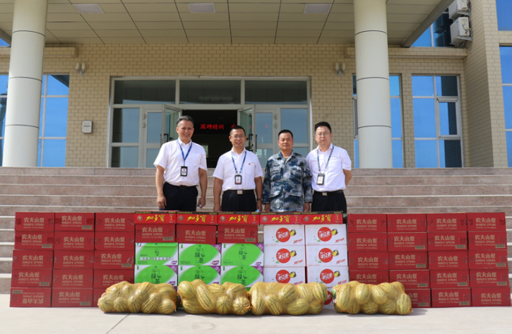 华夏航空|发扬双拥共建优良传统 华夏航空新疆基地为库尔勒机场战士送清凉