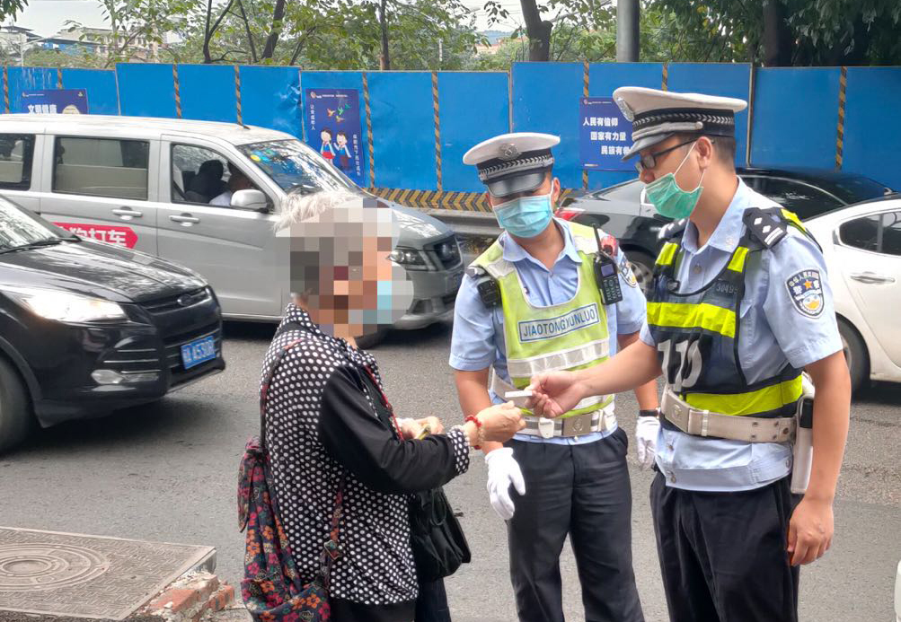 迷路|85岁老奶奶看望姐姐回家迷路，民警帮助老人顺利返家