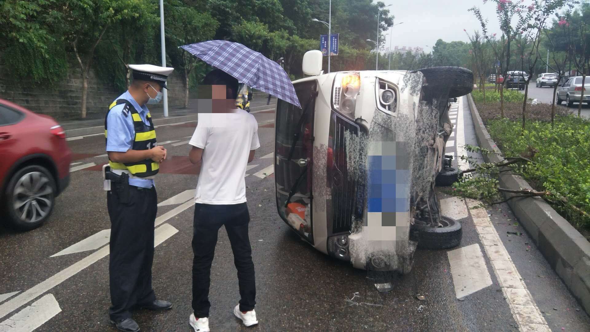 翻车|面包车转弯车速过快侧翻倒地，雨天行车更需谨慎驾驶