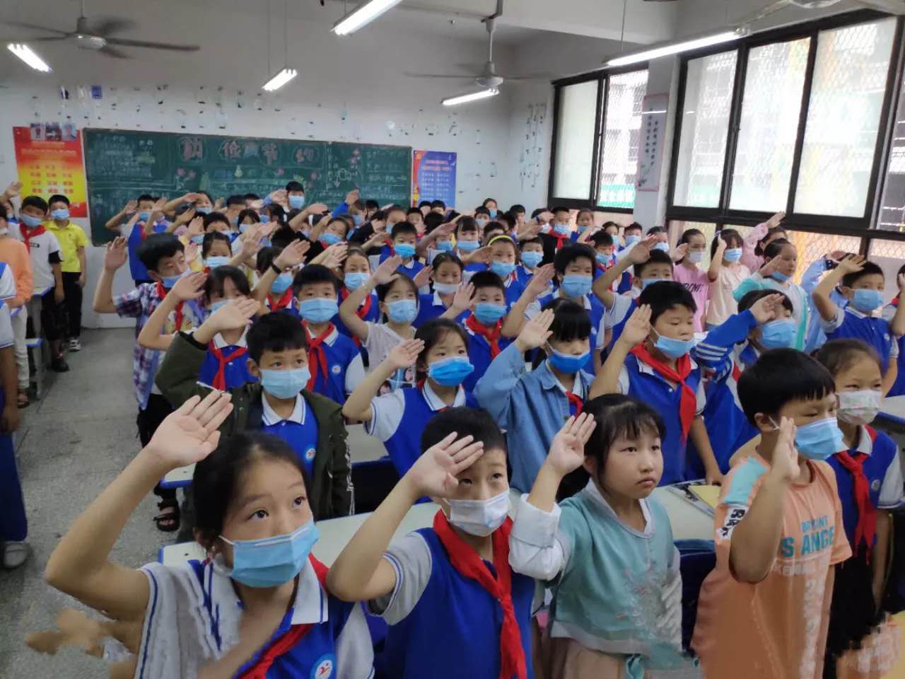 闫庄小学 河南省周口 升旗仪式|河南省周口市闫庄小学 举行“学宪法，讲宪法”主题升旗仪式