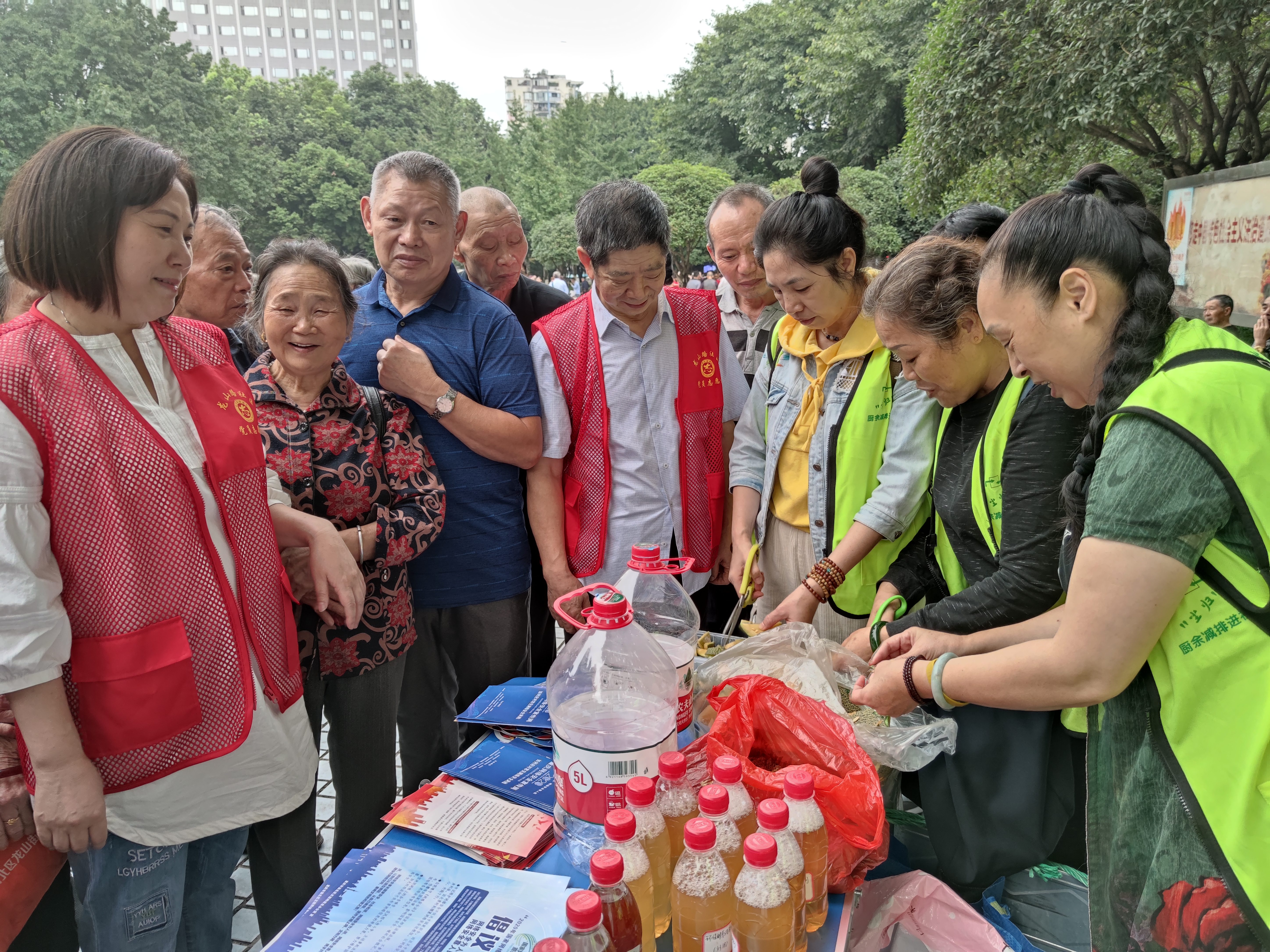 垃圾分类|渝北龙山：龙山路社区用红色力量助推绿色环保