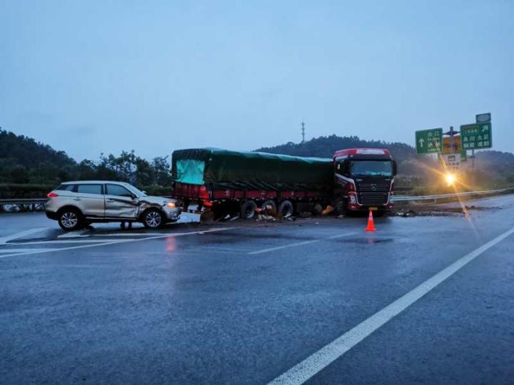 重庆高速|越野车高速路上突然刹车 大货车冲入护栏车头都“歪”掉了