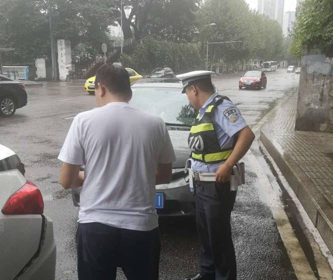 追尾|雨天跟车太近“刹不住”引发追尾，民警及时处置保畅通