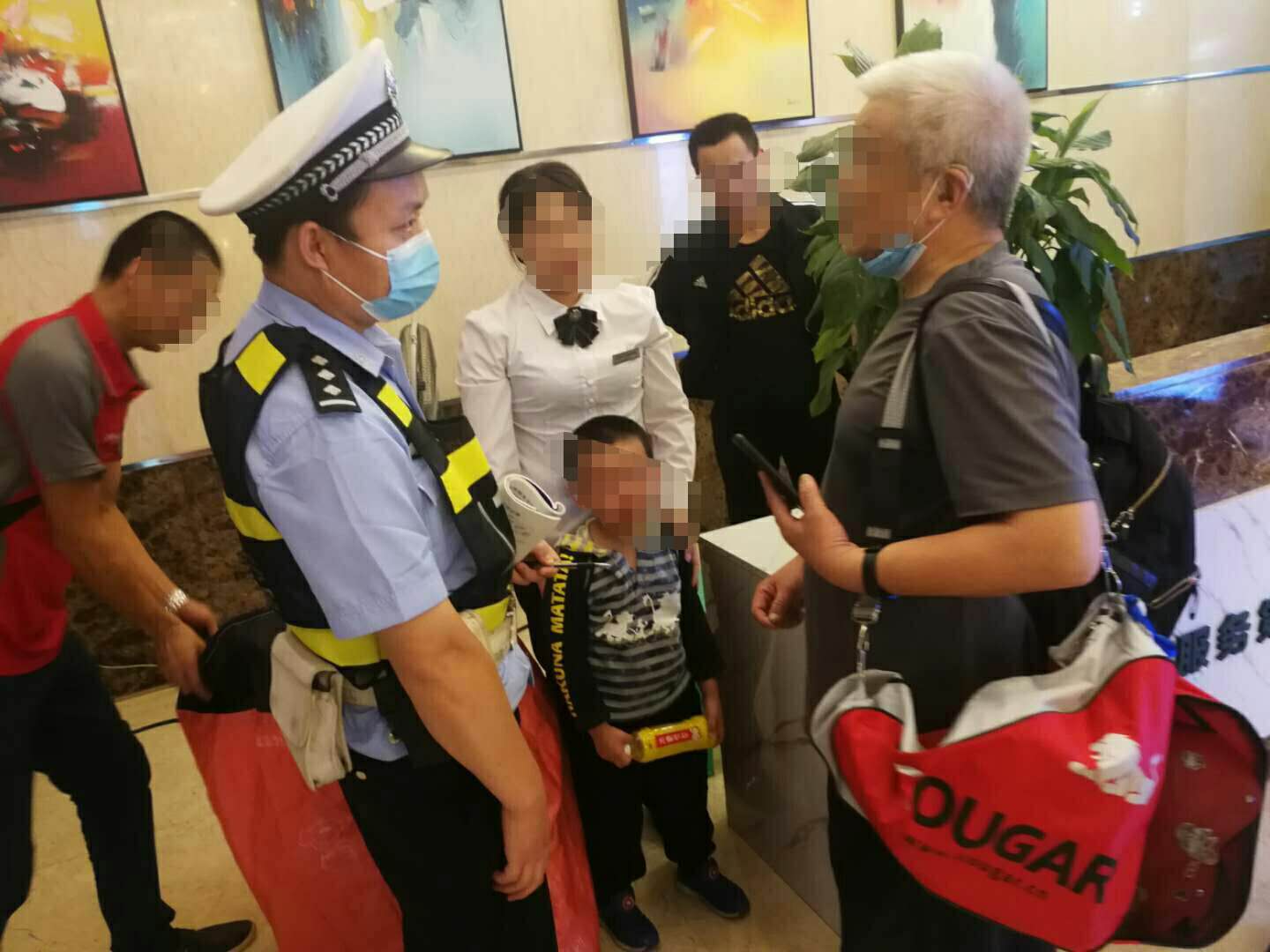 走失|熊孩子学轮滑贪玩走失，民警积极为其寻找家人