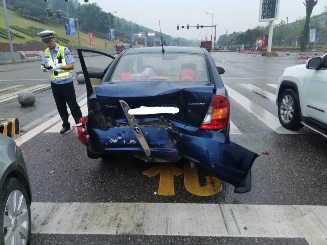 驾车|渝北的驾驶员，看完这两例案例，你还敢开车时做这些事吗？