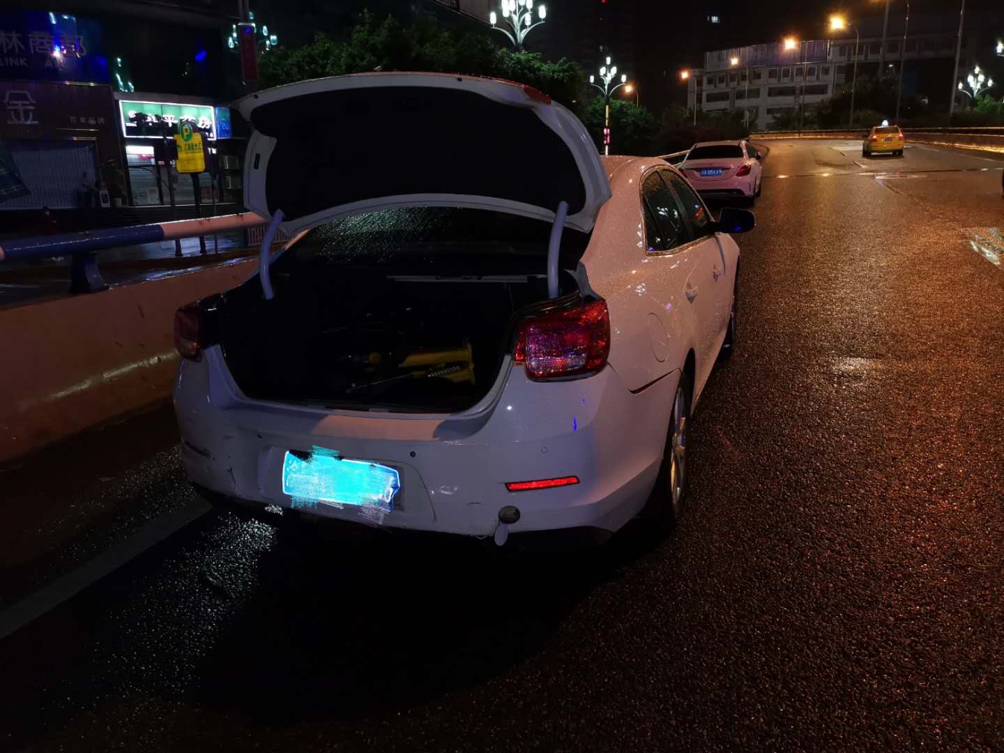 其他|雨天行车，降速！控距！