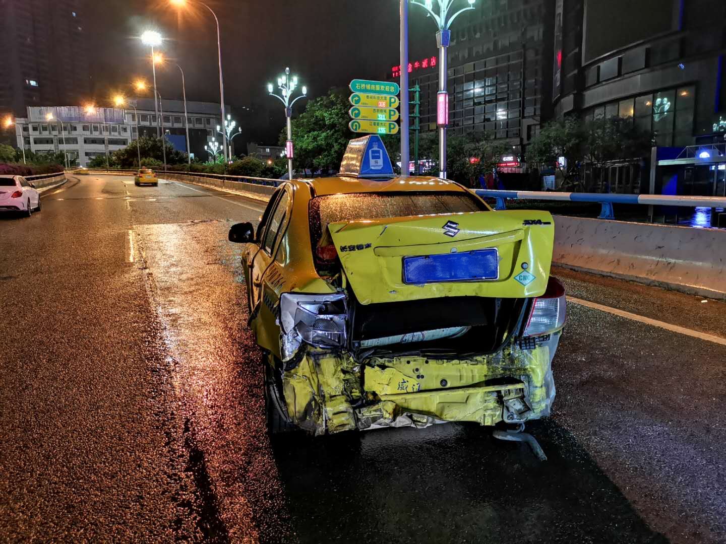 其他|雨天行车，降速！控距！