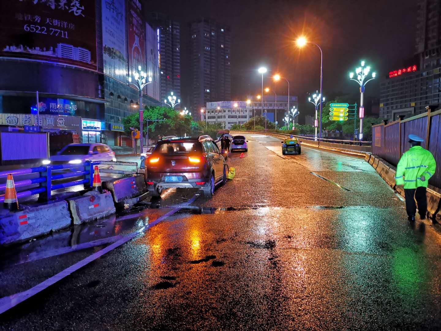 其他|雨天行车，降速！控距！