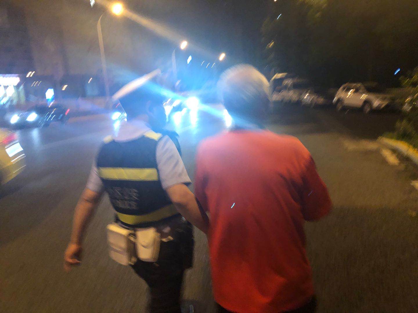 迷路|七旬老人深夜迷路街头，民警热情帮助解民忧