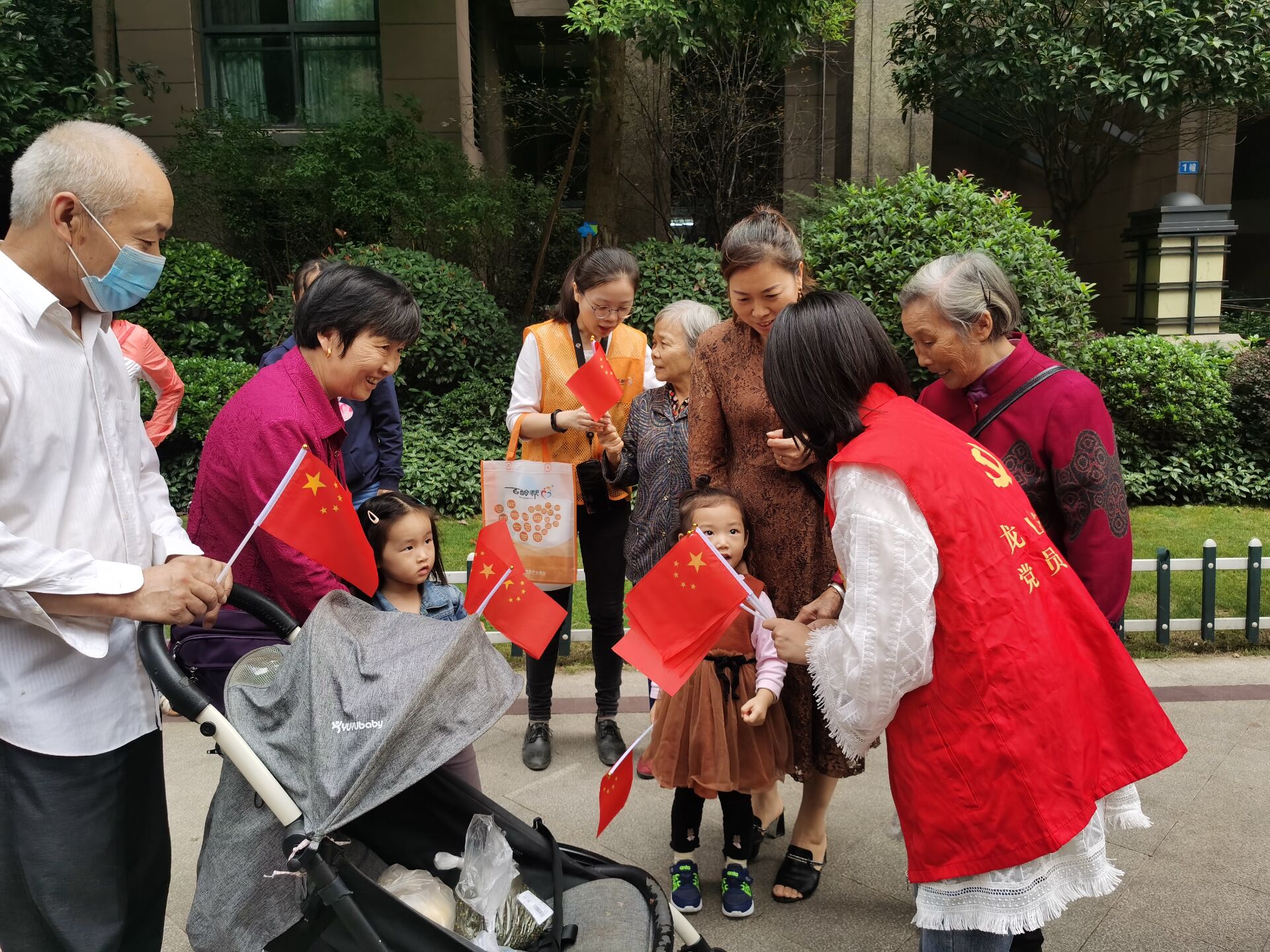 龙山街道余松路社区|我和国旗合个影 --中秋国庆我爱我家主题活动