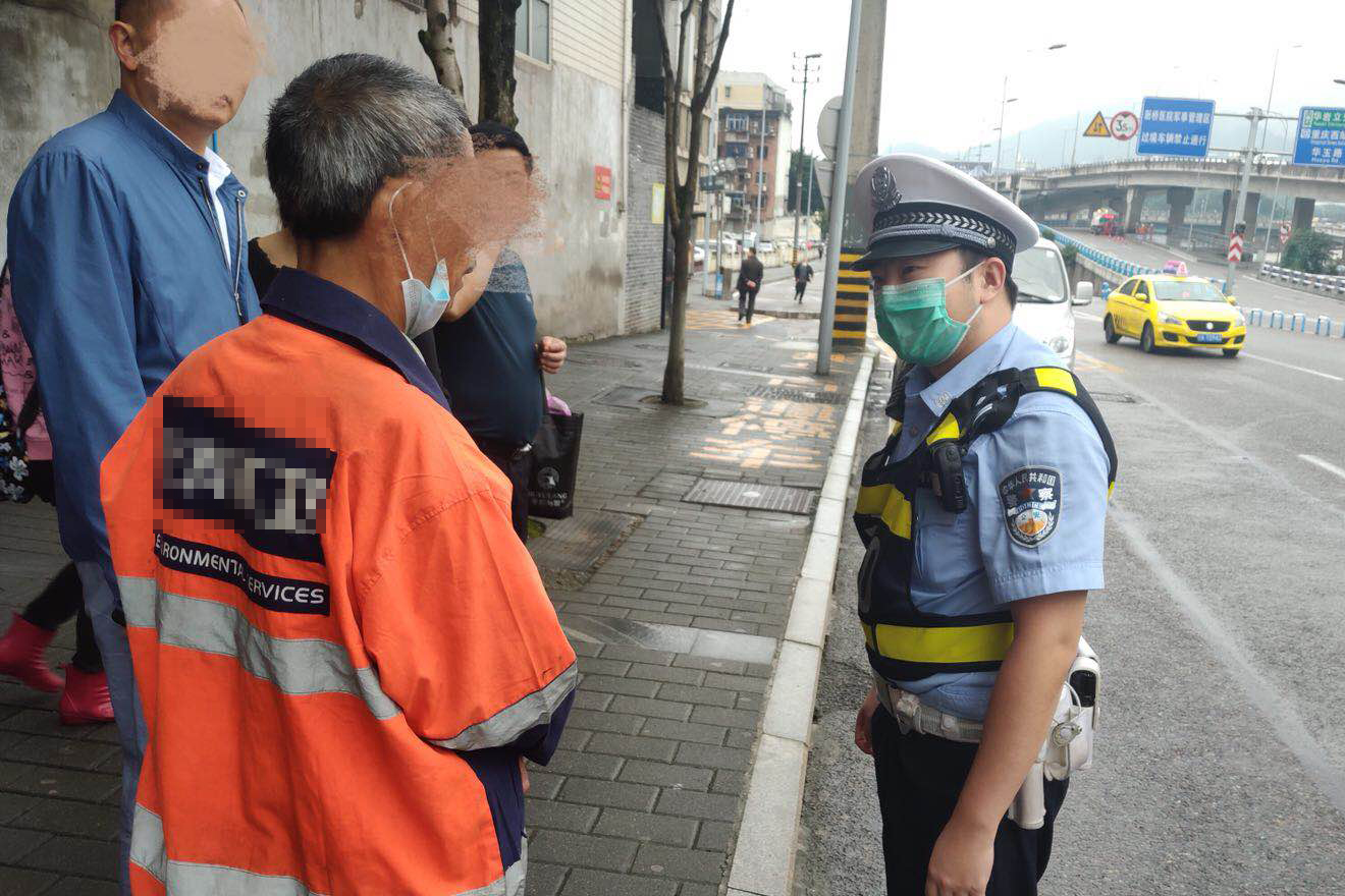 醉酒|醉酒男子马路上拦车乞讨，民警快速处置送其回家