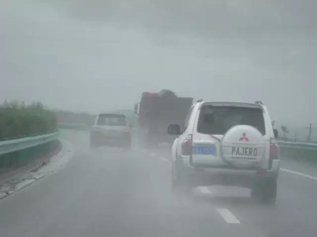 保持车距|重庆交巡警提示：节日期间持续阴雨，驾车出行注意安全！