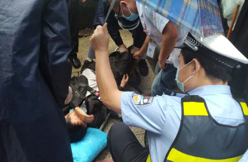 安全|天雨路滑男子摔倒街头，民警及时救助转危为安