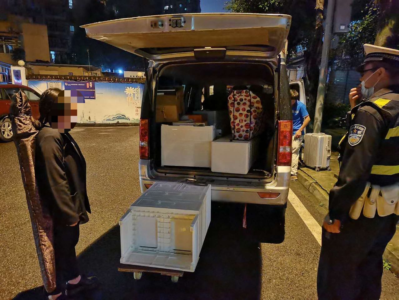 纠纷|司机和雇主雨夜街头僵持，民警妥善调解化解矛盾