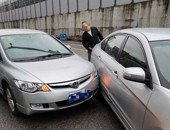 擦挂|老司机转弯不看路况被撞，车被擦成了大花脸