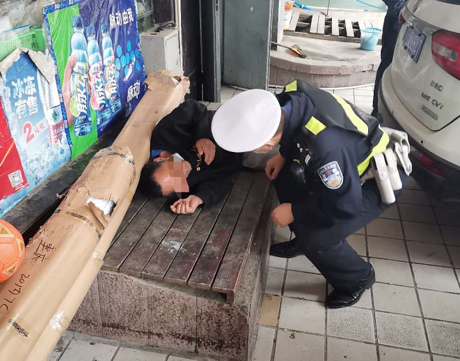 醉酒|又一男子醉卧街头 民警提醒：饮酒需适量