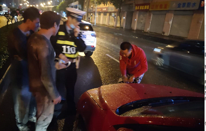 追尾|雨天路滑“刹不住”引发追尾，民警及时处置保畅通