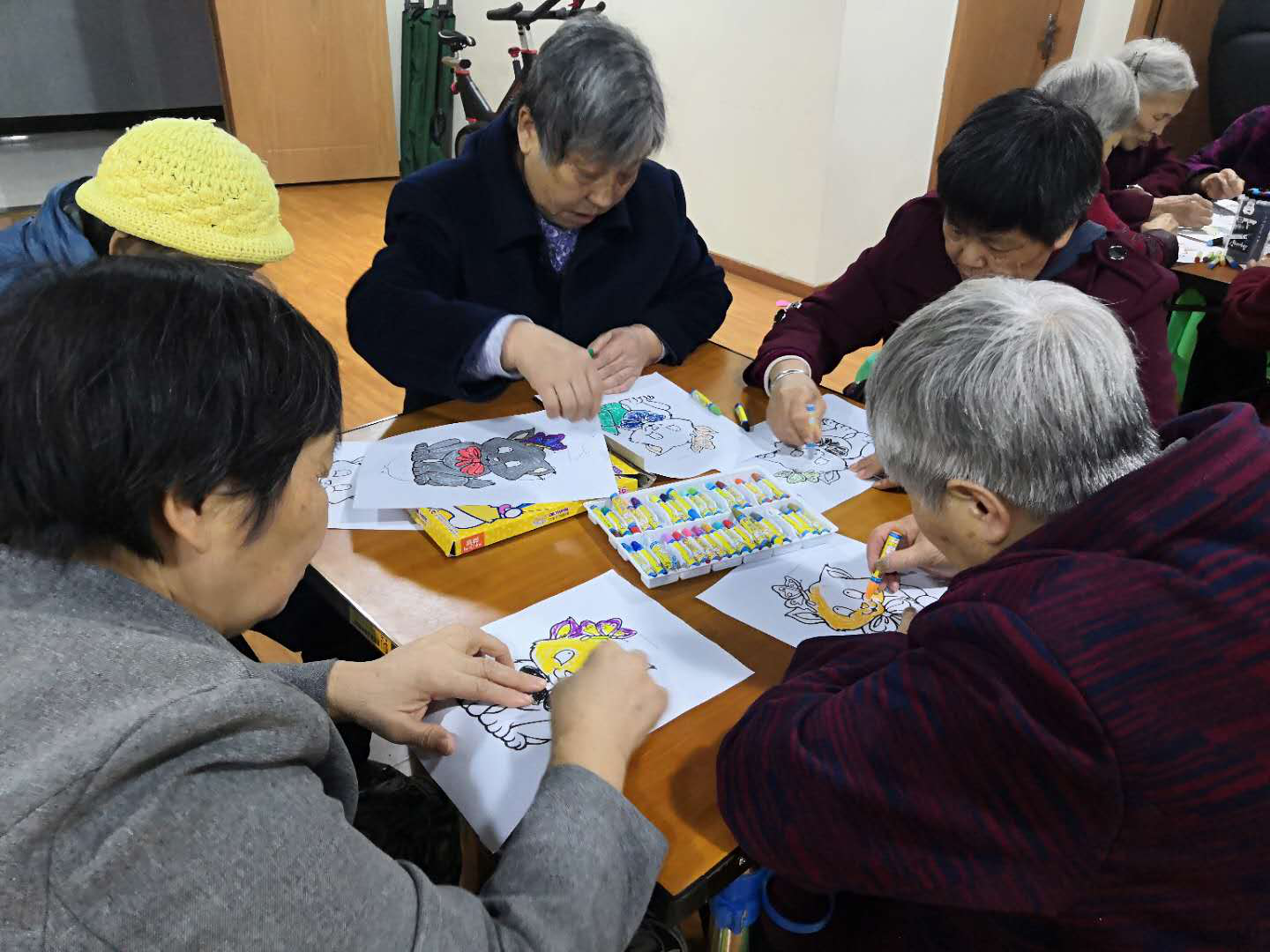 老年课堂之绘画活动|龙山街道余松路社区养老服务站开展老年课堂之绘画活动——“猫与蝴蝶”