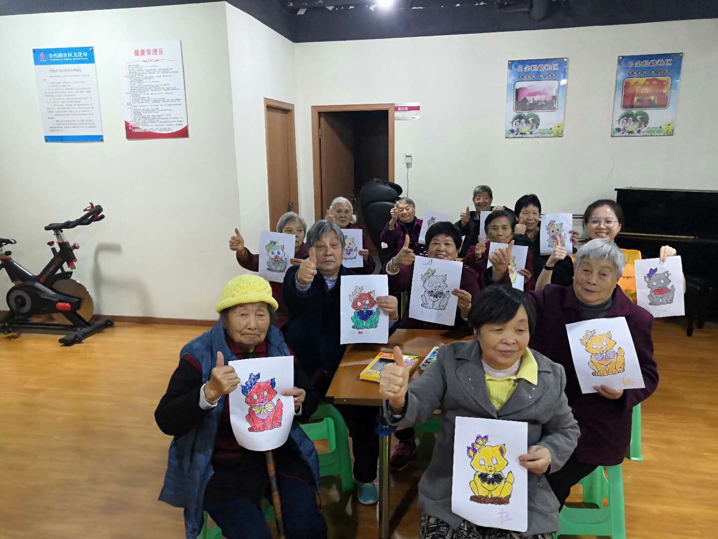 老年课堂之绘画活动|龙山街道余松路社区养老服务站开展老年课堂之绘画活动——“猫与蝴蝶”