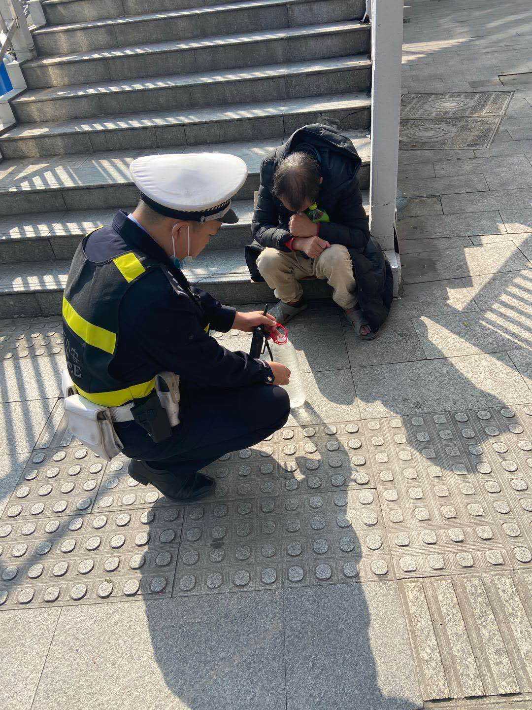 迷路|老人外出散步迷路，警民携手助其回家