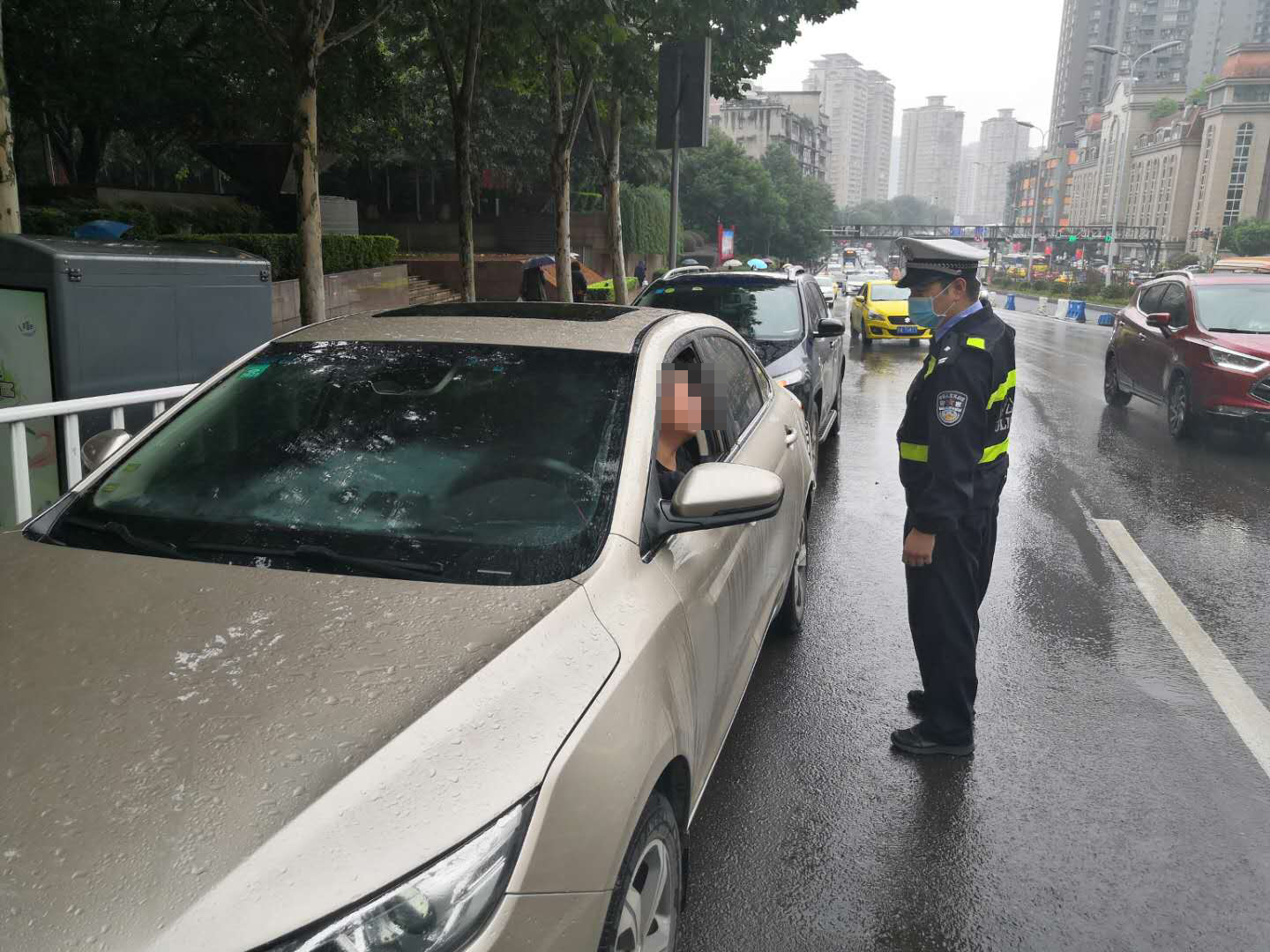 追尾|两车追尾引发堵车  民警提醒：雨天注意行驶安全