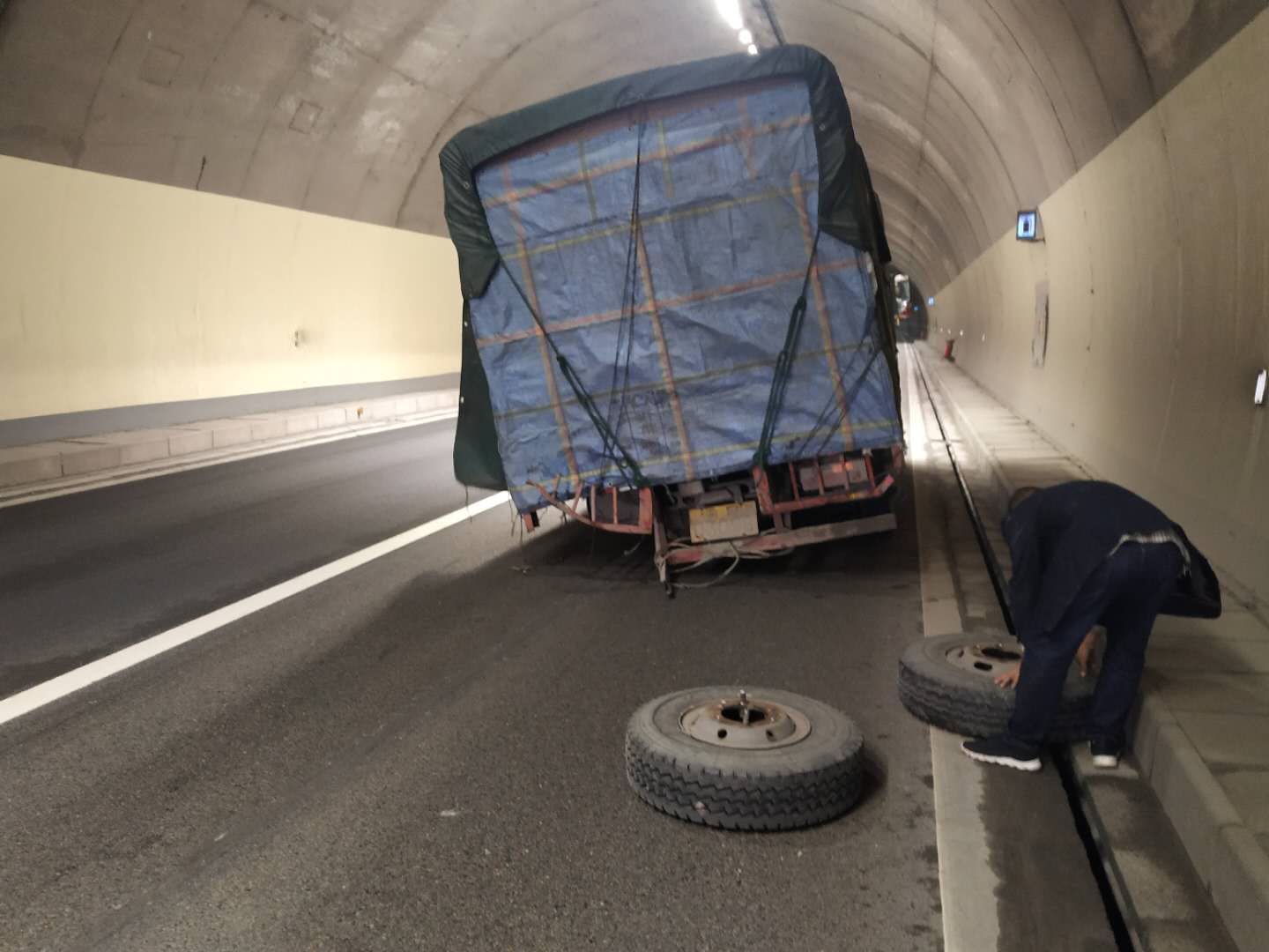 重庆高速|这情节像拍电影………大货车上高速路双轮跑飞