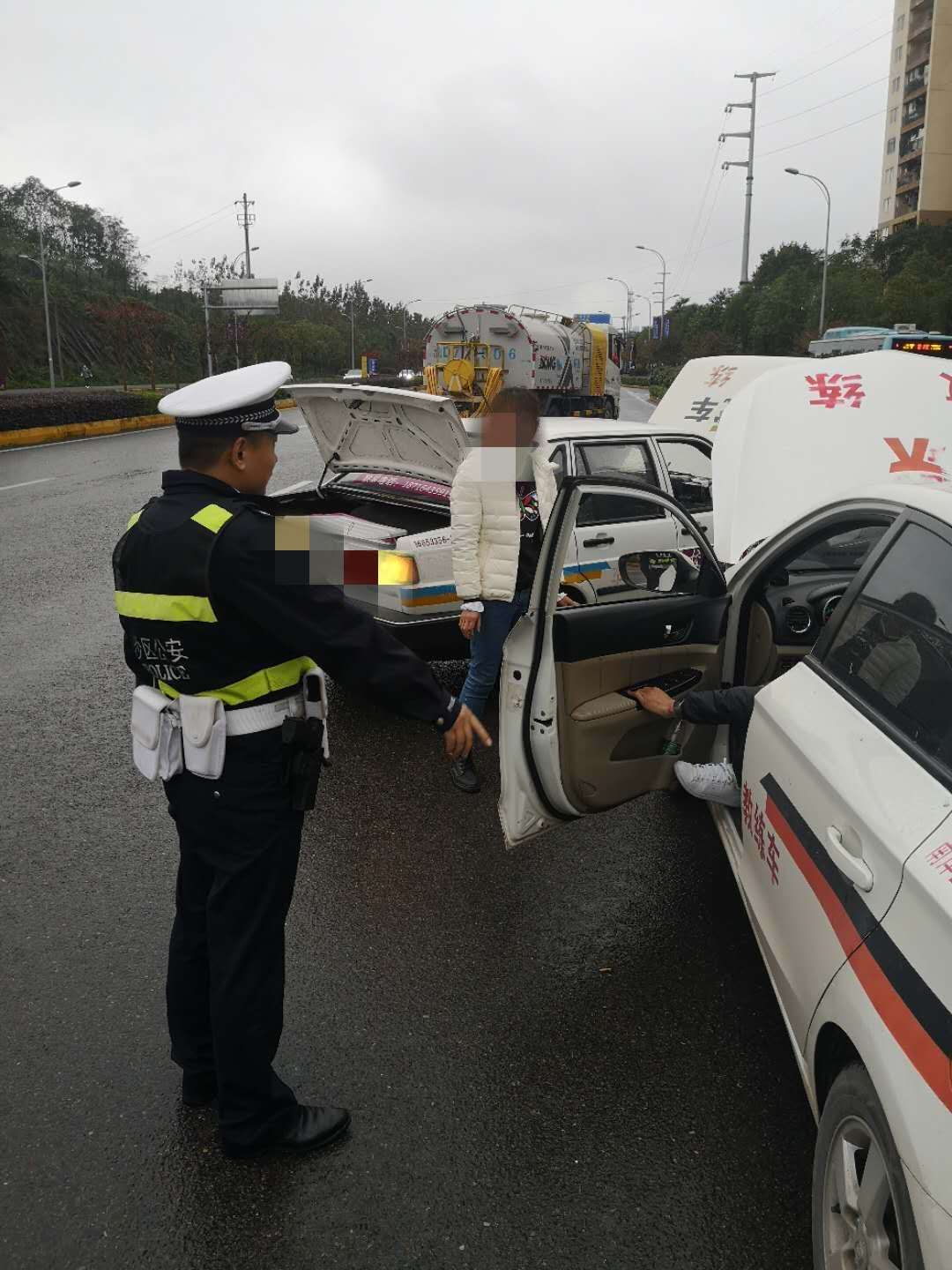 故障|车辆半路突发故障，民警及时处置消隐患