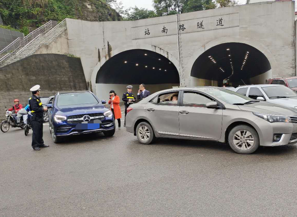 车距|危险！车辆转弯跟车太近引发追尾