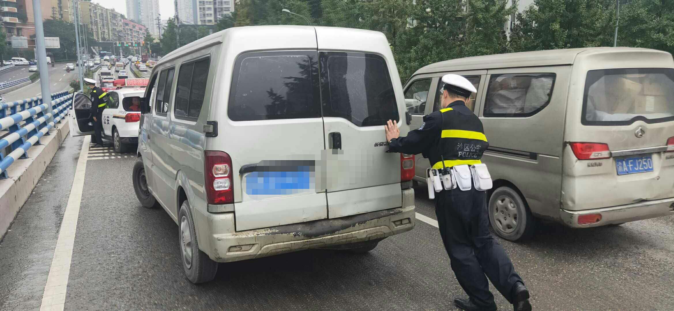 故障|面包车离合器失灵半路抛锚，民警及时帮助