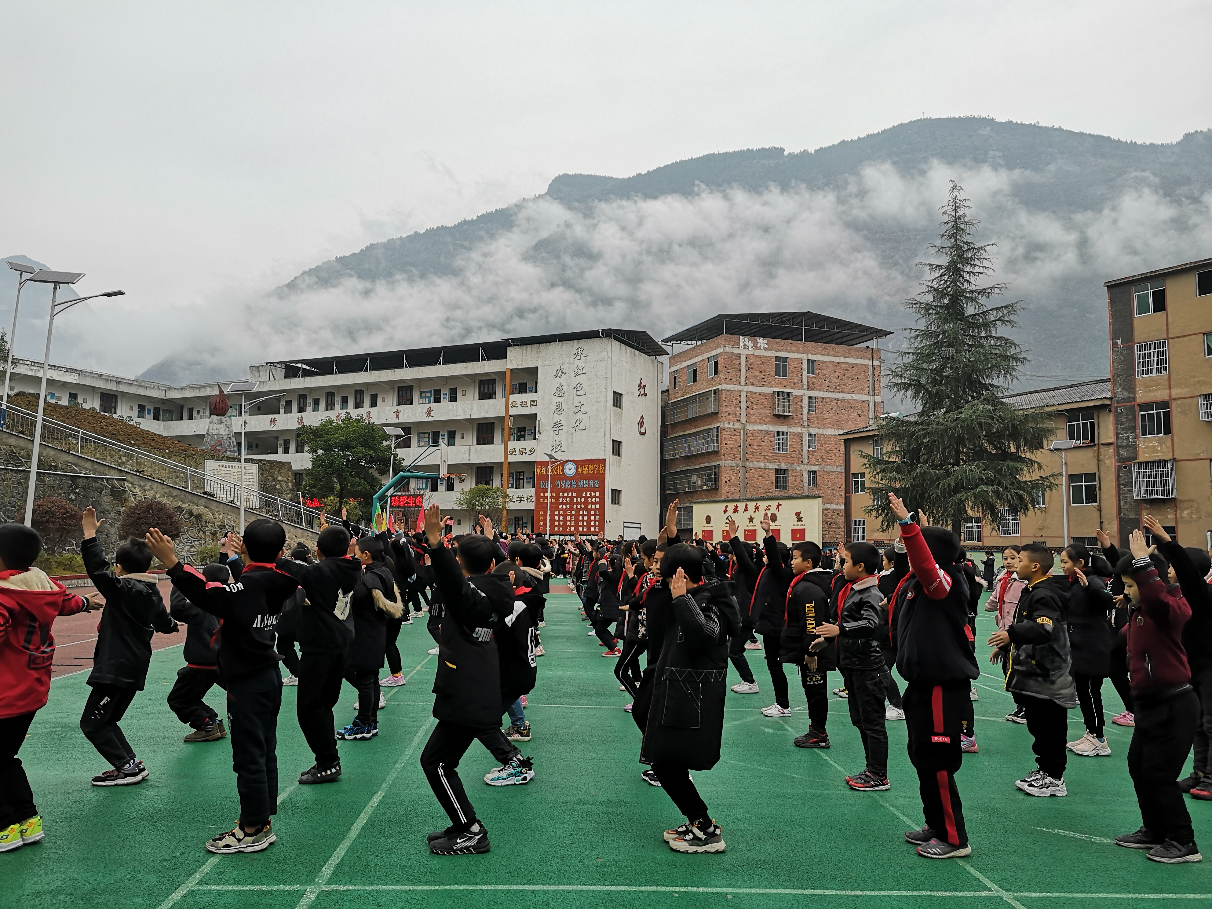 巫山县龙溪小学第二十届冬季运动会拉开序幕