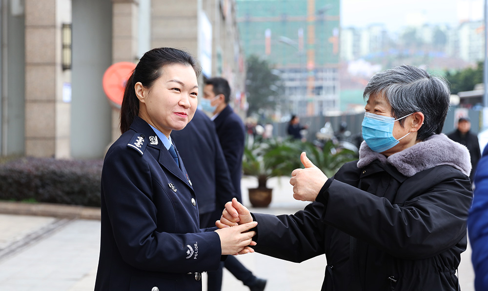 全国"最美基层民警"何巧:与社区聋人群众一起过个幸福年