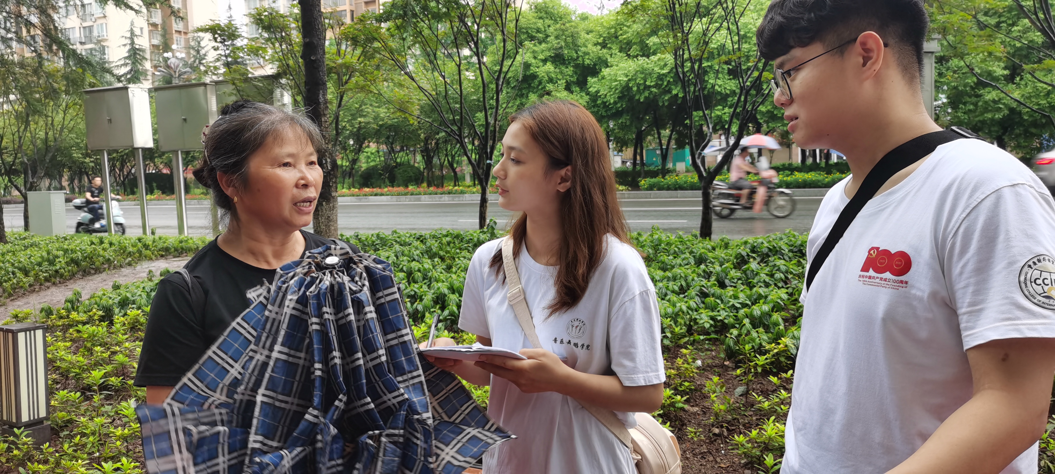 顶风冒雨奔波街头 调研民情促进振兴