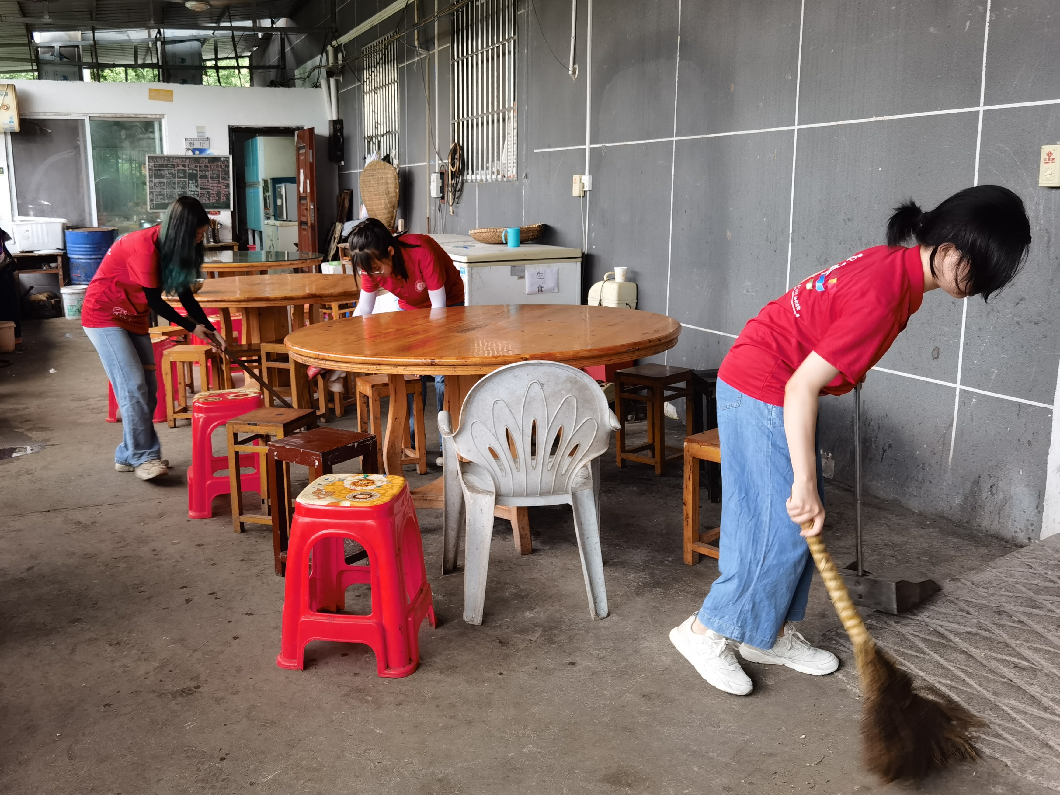 学生在养老院扫地图片图片