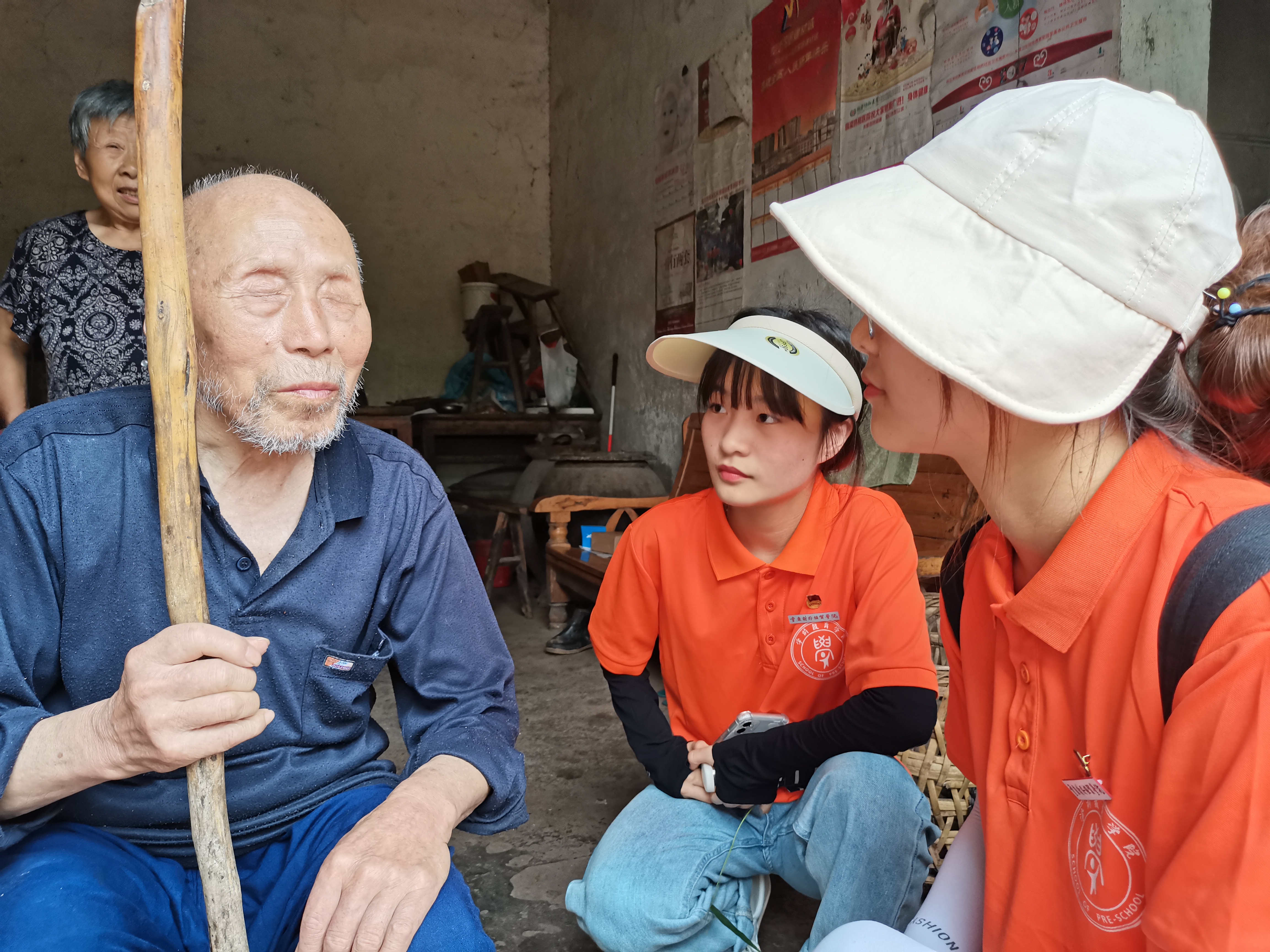 采访老党员照片 访谈图片