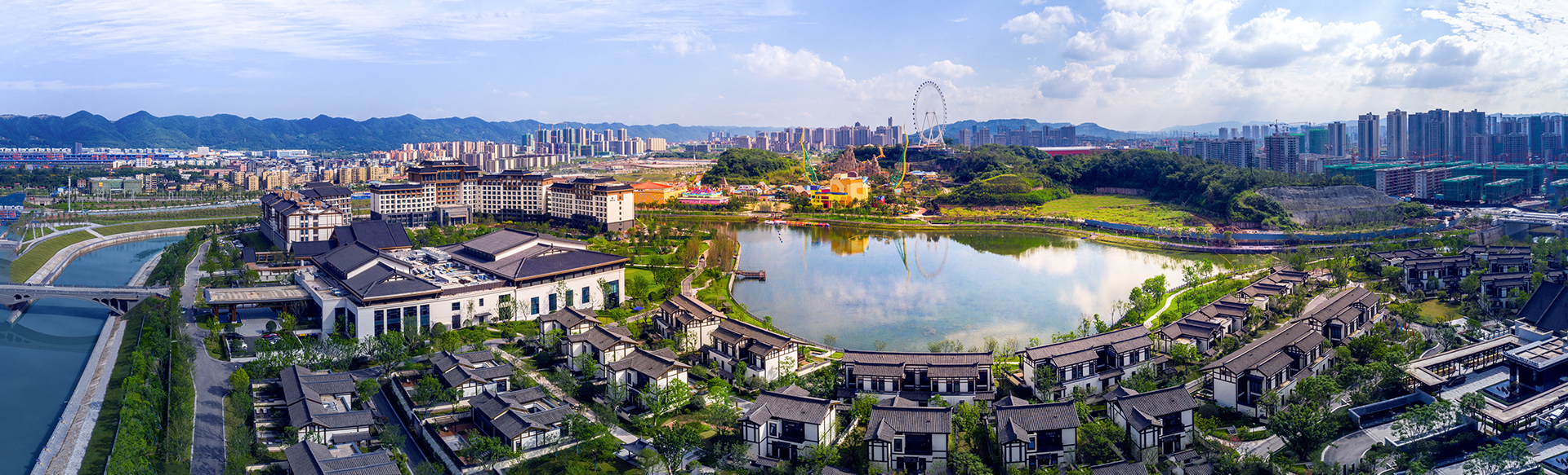 小冉目前正在参与重庆融创文旅城二期的建设,他开心地说,自己已经由