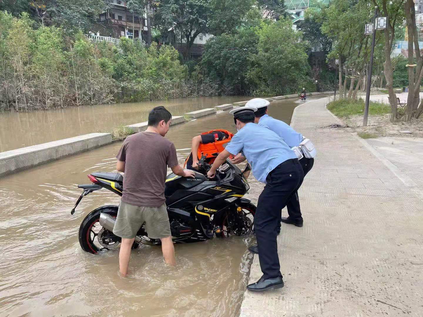 涨水啦!摩托车被淹,警民合力救援