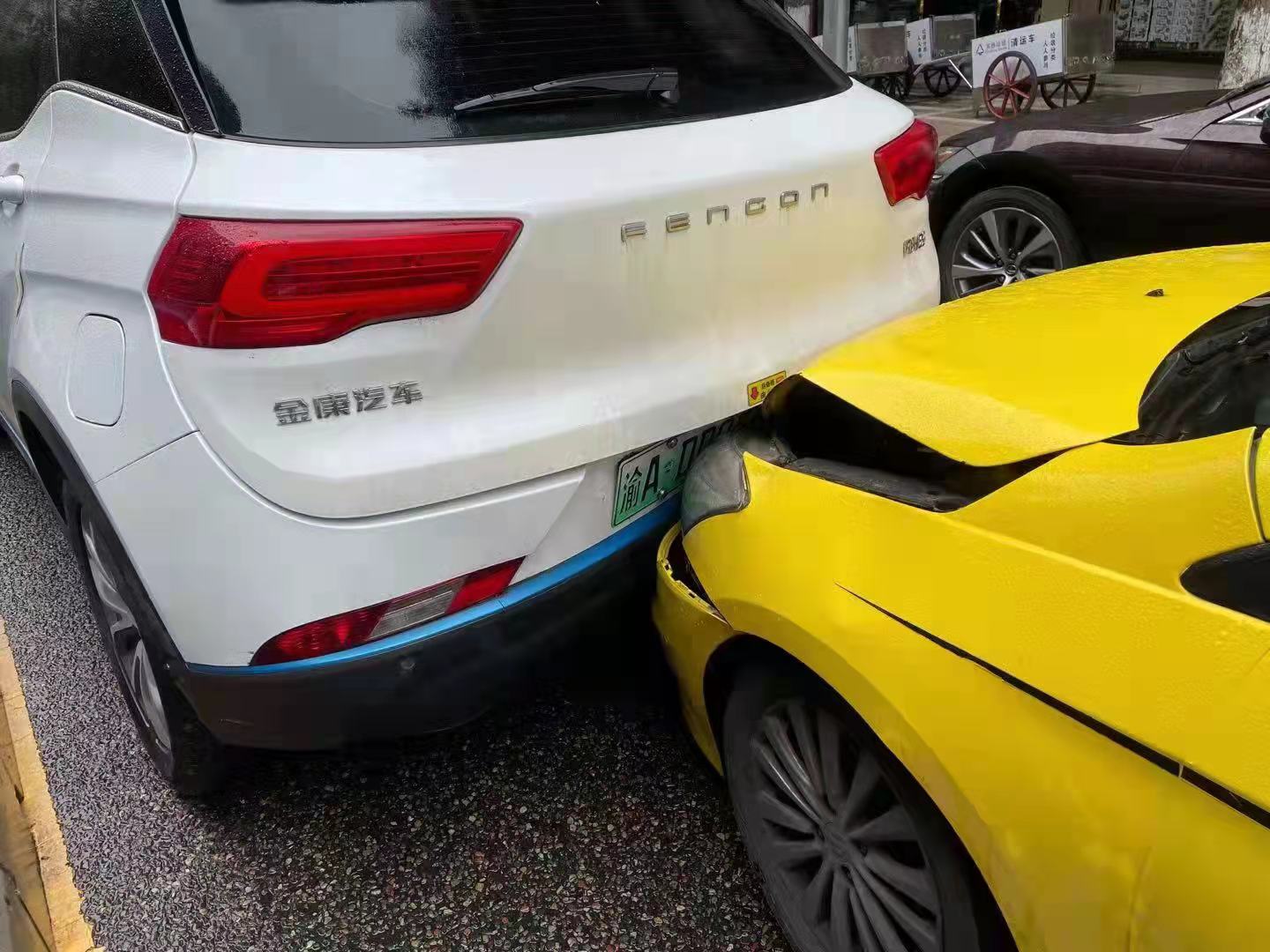 天雨路滑导致三车追尾 民警妥善处理保通畅