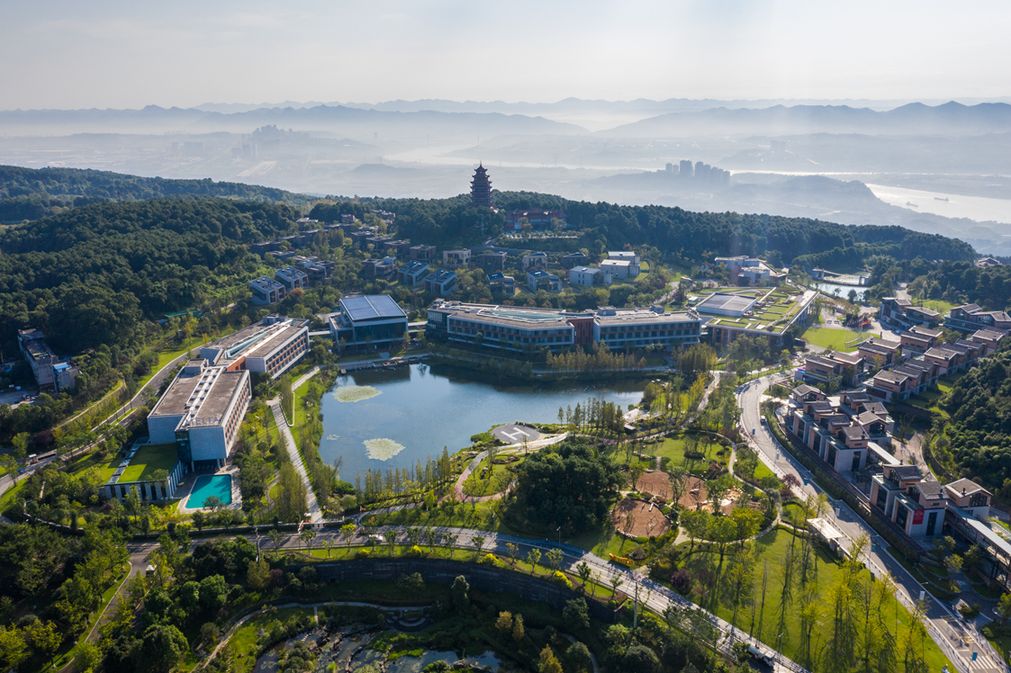 重庆美利亚酒店坐落于铁山坪风景区,距离重庆市中心约30分钟车程,繁华