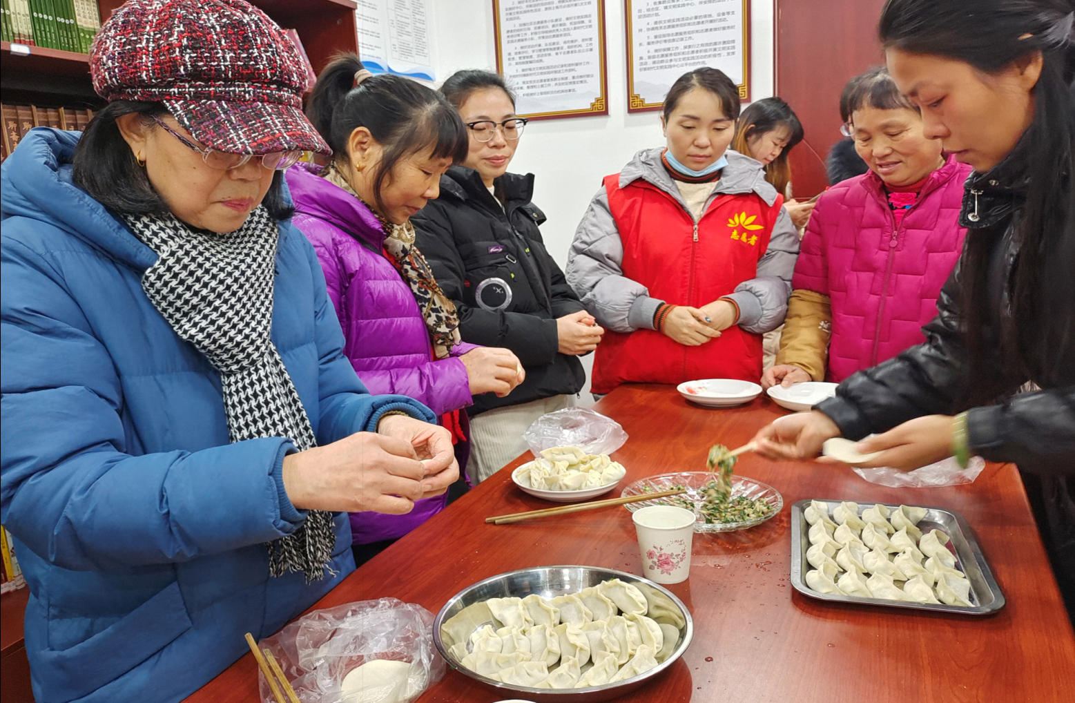 春节活动照片包饺子图片